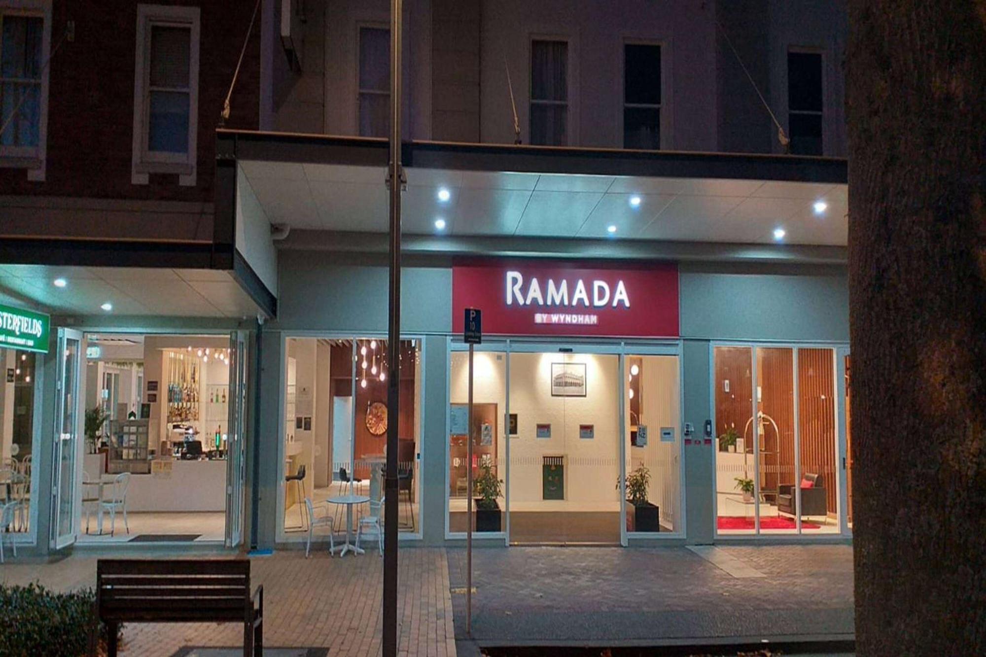 Ramada By Wyndham, Hamilton City Center Exterior foto