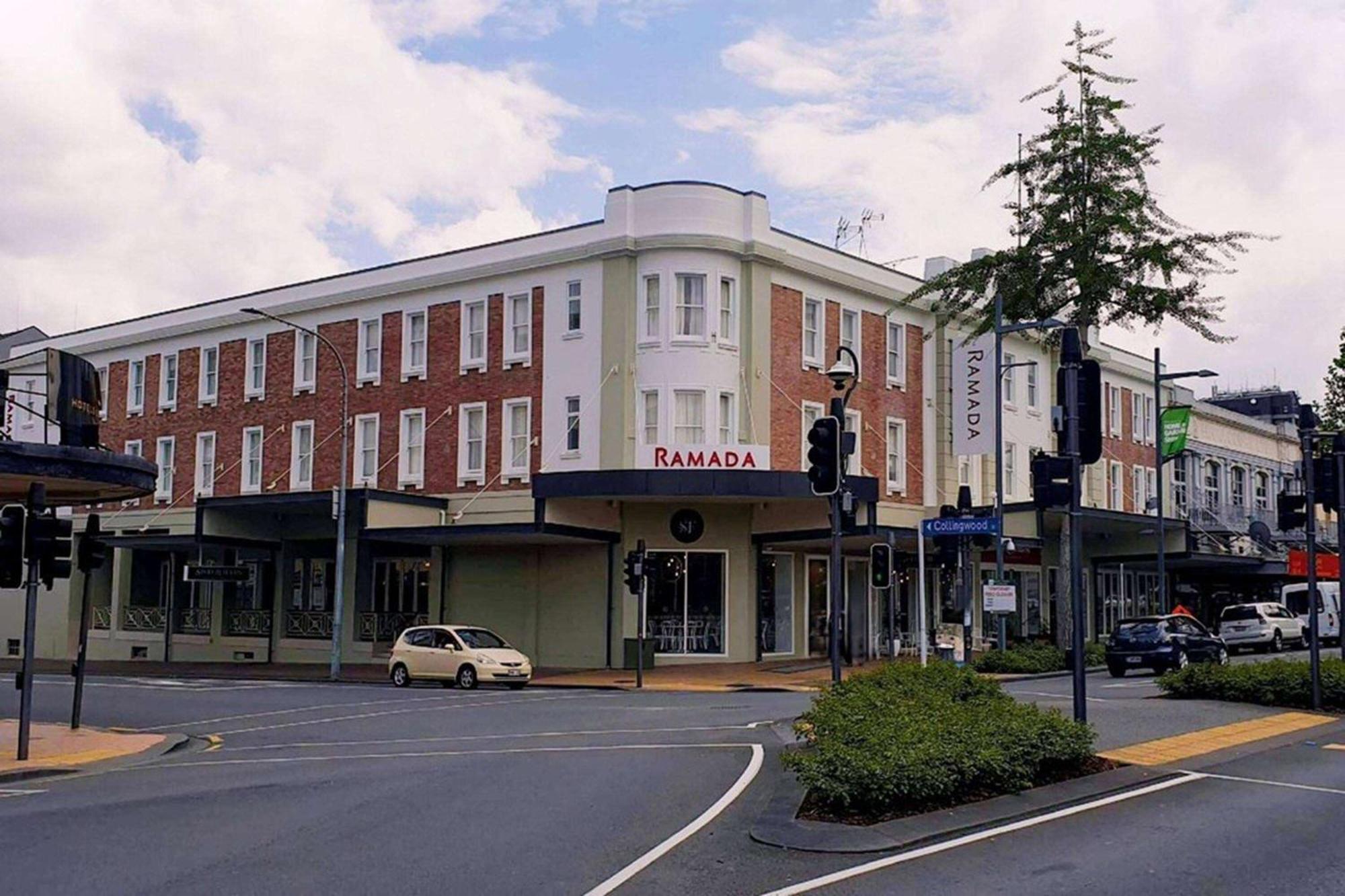Ramada By Wyndham, Hamilton City Center Exterior foto