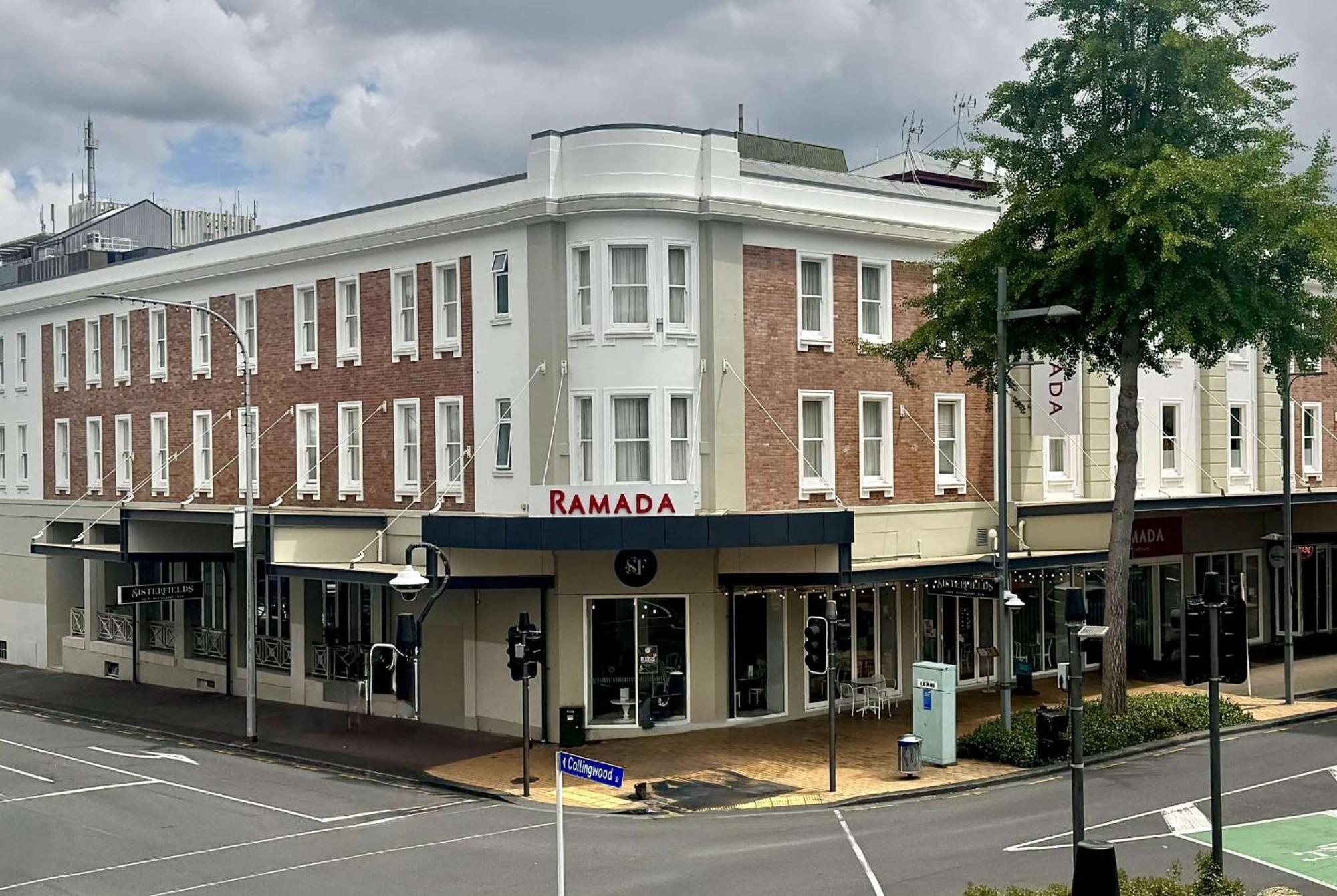 Ramada By Wyndham, Hamilton City Center Exterior foto